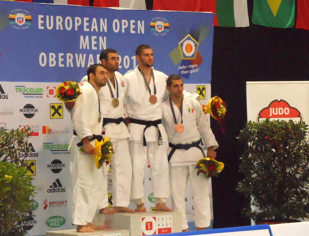 Open a Oberwart, Facente di bronzo